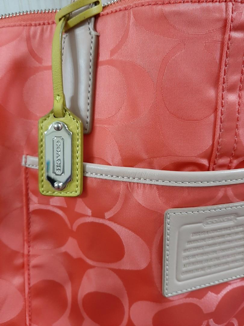 Coach big tote (Category: Luxury Bags & Wallets) located in Manila. Submitted by poyeesy (Listing ID 1092286965, Image 3). Description: original coach bag. can be used as baby bag or travel bag. very good condition. large size..
