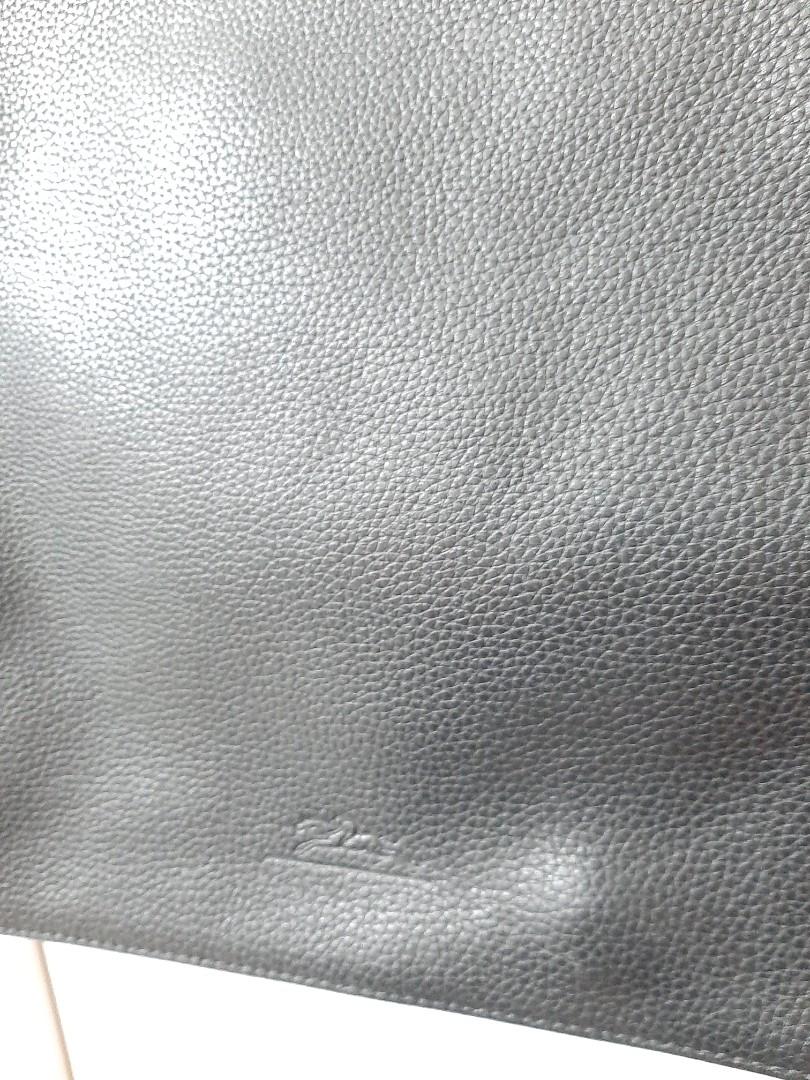 Longchamp messenger bag (Category: Luxury Bags & Wallets) located in Manila. Submitted by poyeesy (Listing ID 1092285503, Image 2). Description: original leather longchamp messenger bag.