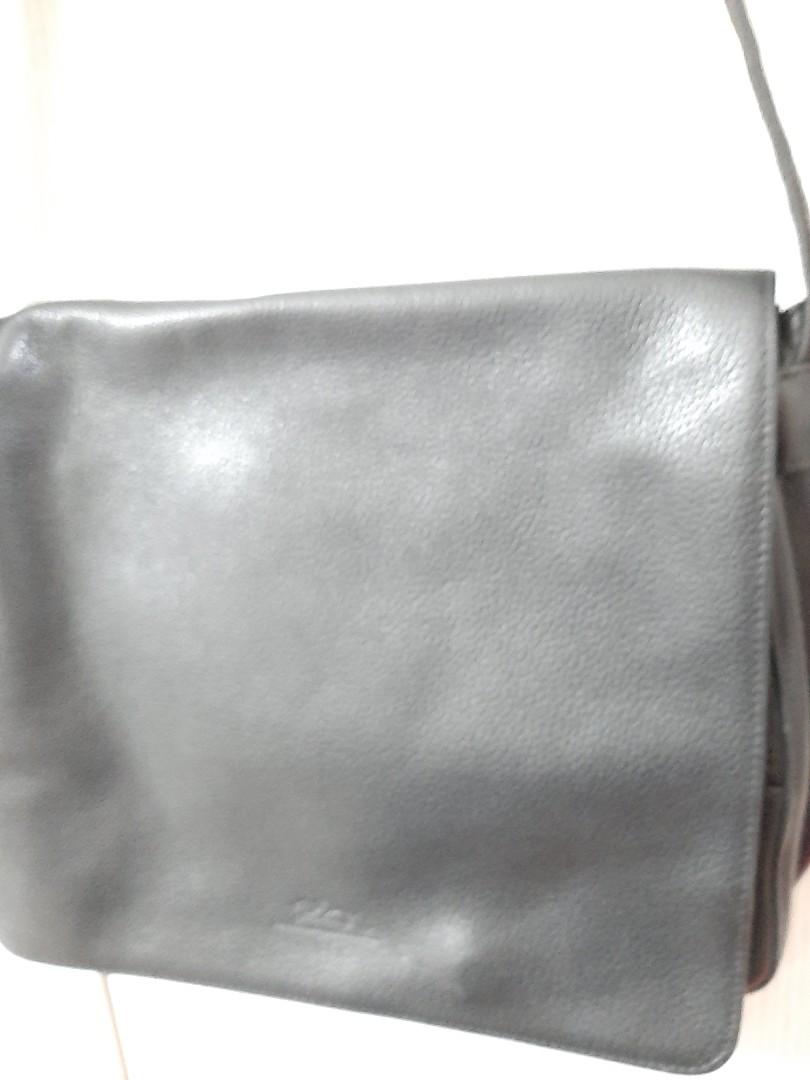 Longchamp messenger bag (Category: Luxury Bags & Wallets) located in Manila. Submitted by poyeesy (Listing ID 1092285503, Image 3). Description: original leather longchamp messenger bag.