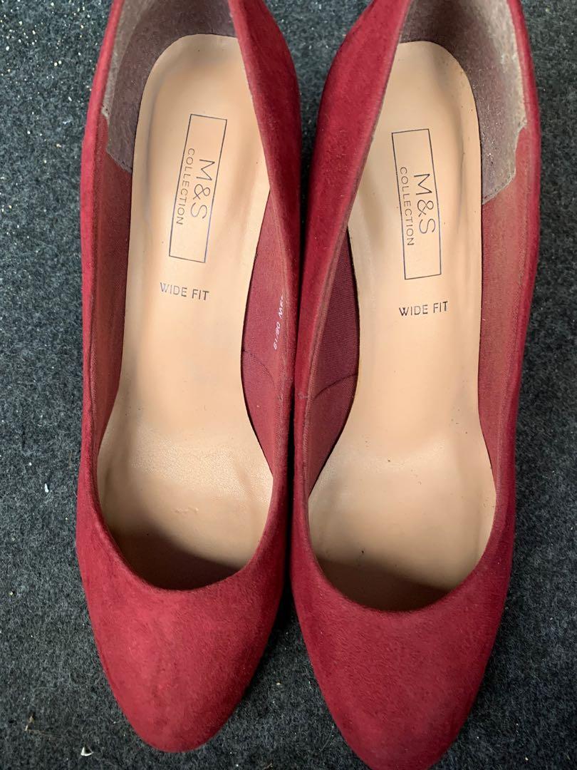 mark @ spancer (Category: Sneakers) located in Plentong. Submitted by wandapreloved (Listing ID 1092273422, Image 2). Description: red wine colour . .
