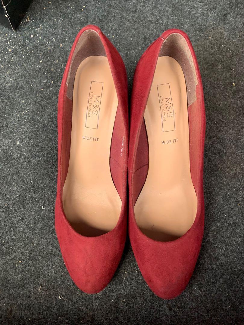 mark @ spancer (Category: Sneakers) located in Plentong. Submitted by wandapreloved (Listing ID 1092273422, Image 1). Description: red wine colour . .