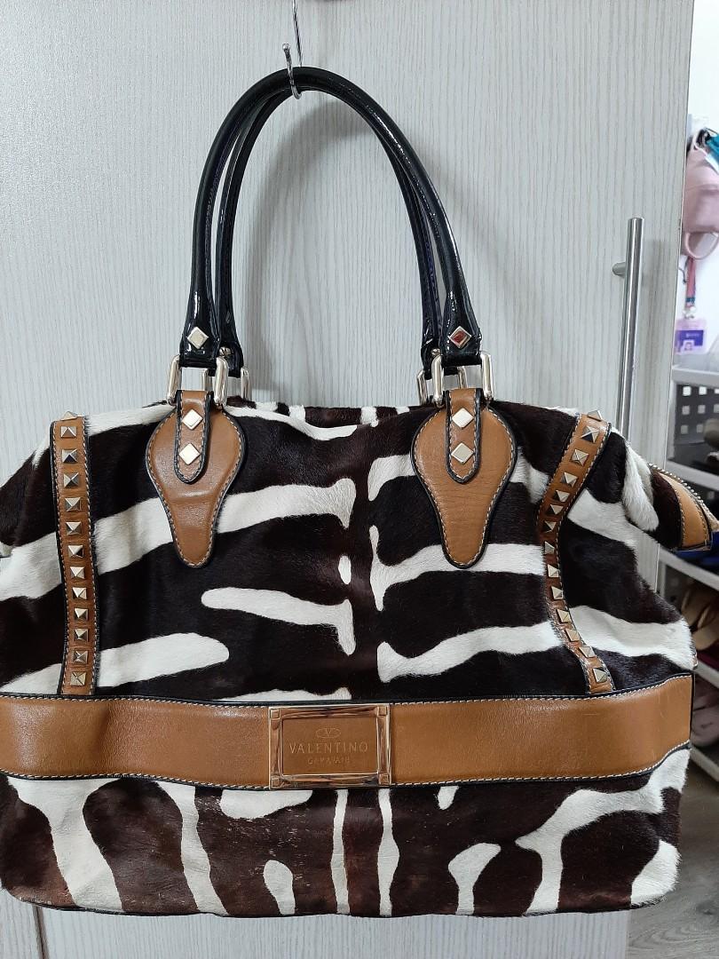 Valentino Garavani bag (Category: Luxury Bags & Wallets) located in Manila. Submitted by poyeesy (Listing ID 1092273858, Image 1). Description: original valentino garavani bag.