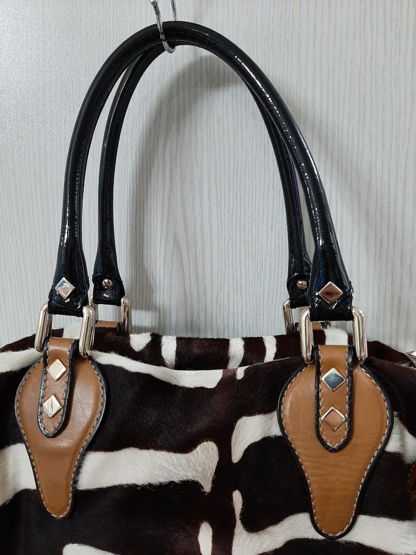 Valentino Garavani bag (Category: Luxury Bags & Wallets) located in Manila. Submitted by poyeesy (Listing ID 1092273858, Image 3). Description: original valentino garavani bag.