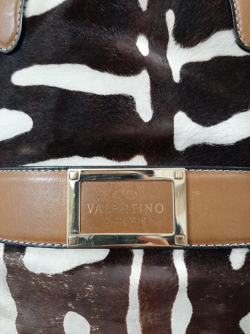 Valentino Garavani bag (Category: Luxury Bags & Wallets) located in Manila. Submitted by poyeesy (Listing ID 1092273858, Image 2). Description: original valentino garavani bag.