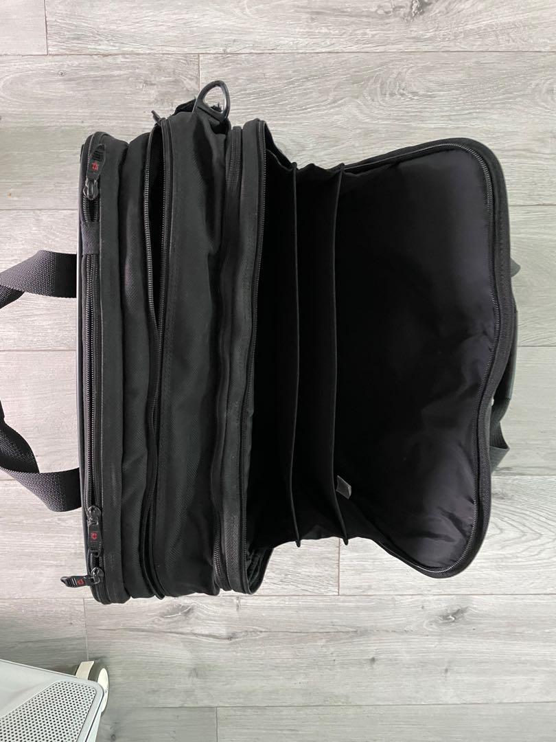 Victorinox laptop bag with wheels and retractable handle., 興趣及遊戲, 旅行