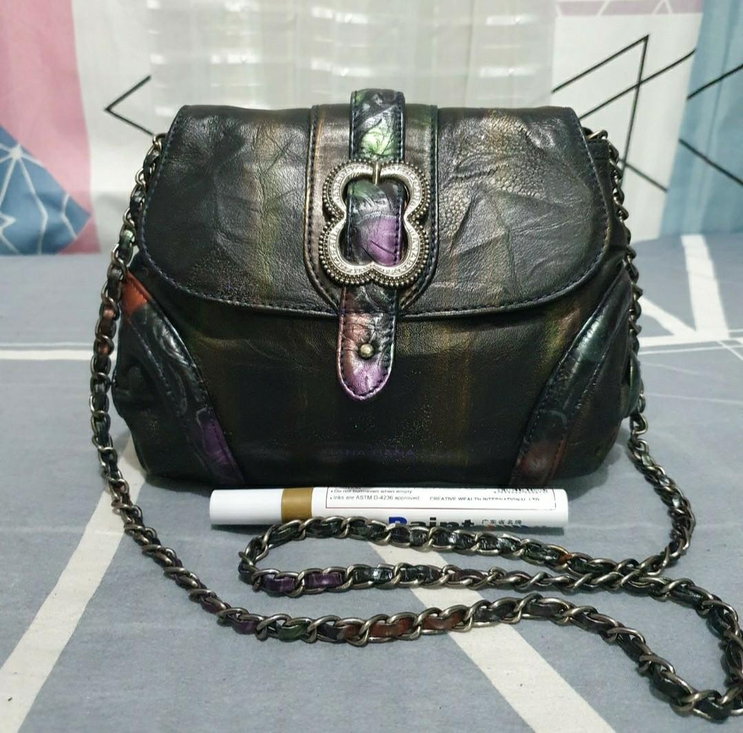 Vintage Banabana 2way (Category: Cross-body Bags) located in Iriga City. Submitted by vintage_et_al. (Listing ID 1092299745, Image 1). Description: Super pretty like new.