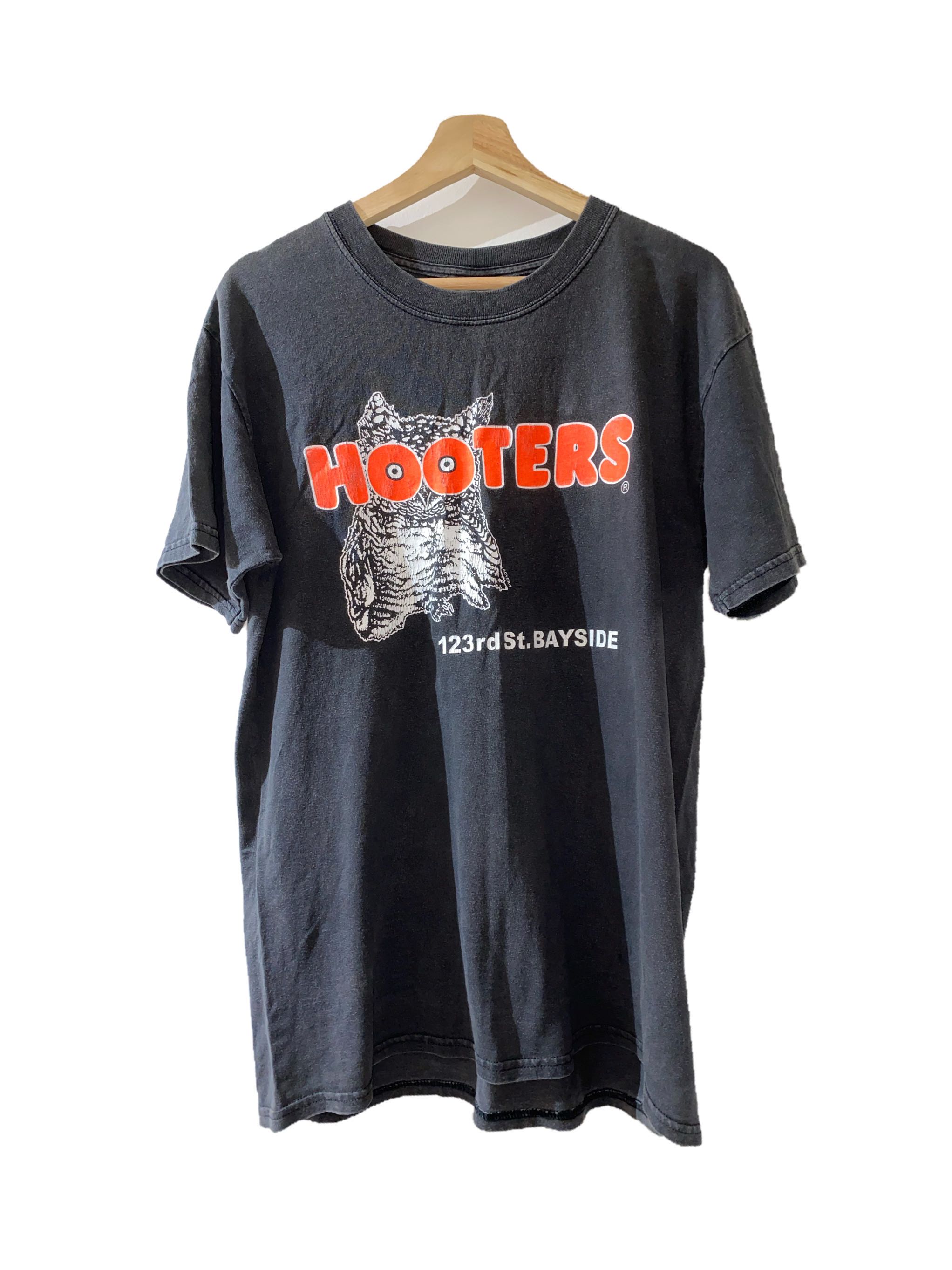 Vintage Hooters Tee, Men's Fashion 