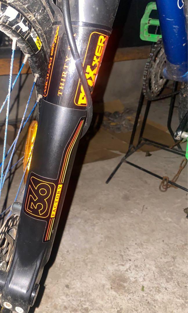 ZOOM FOXXER DOWNHILL FORK with free front hub (ghost) (Category: Bicycles) located in Manila. Submitted by yellowbeesph (Listing ID 1092307650, Image 3). Description: Selling for a cousin Zoom Foxxer Pwede sa 26-27.5 Madalang nagamit pang rides lang talaga Issue: may onting gasgas Free front hub (32 holes) Ghost brand Location: Sison, Pangasinan Or Thru shopee For inquiries: txt (0917) 306 6796/ 09175459068 .