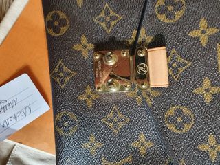 (Category: ) located in . Submitted by eatprayloveshop (Listing ID 1092366793, Image 1). Description: .