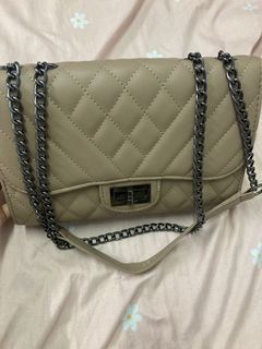 (Category: ) located in . Submitted by _ellyaaaaa (Listing ID 1092527869, Image 1). Description: .