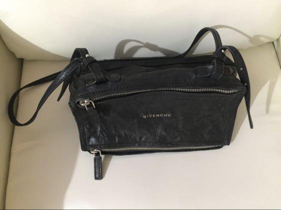GIVENCHY （分類：長銀包）位於 Hong Kong。 由 wellcometotrade 提交（商品編號 1092583425，圖片 2）。簡介： 二手GIVENCHY 手袋 8成新，少用。