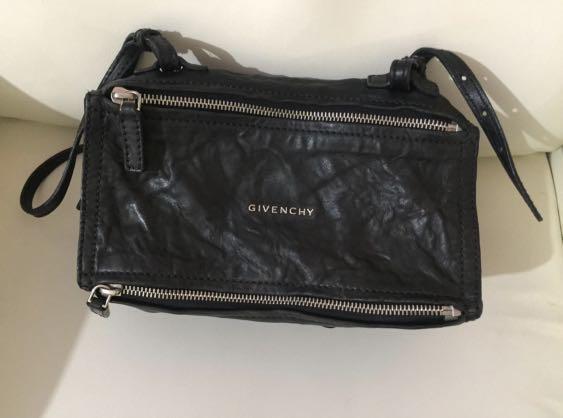 GIVENCHY （分類：長銀包）位於 Hong Kong。 由 wellcometotrade 提交（商品編號 1092583425，圖片 1）。簡介： 二手GIVENCHY 手袋 8成新，少用。