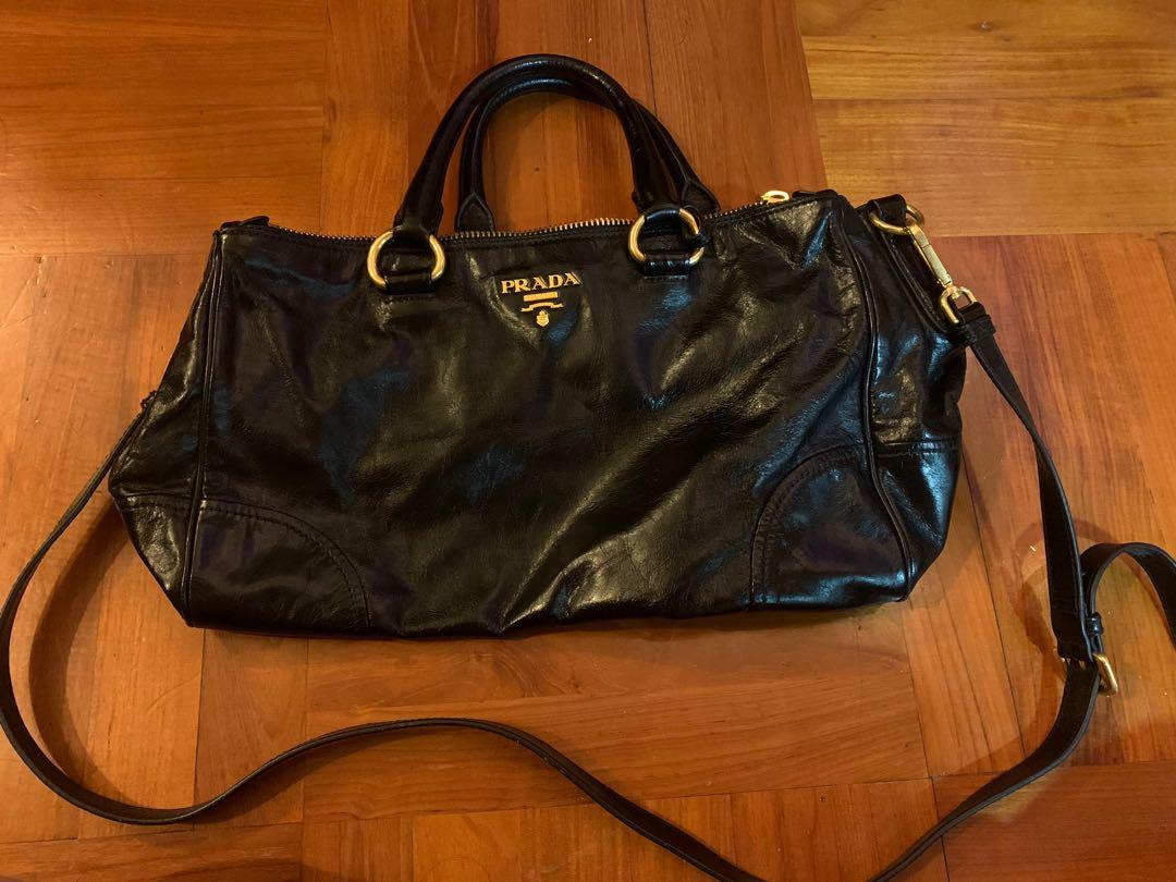 Prada Handbag （分類：多用途袋）位於 Hong Kong。 由 qaxwdc 提交（商品編號 1092422706，圖片 1）。簡介： 購自outlet, 全皮經典Prada 三間格款式，上班族一流，新淨，只用過一兩次。
