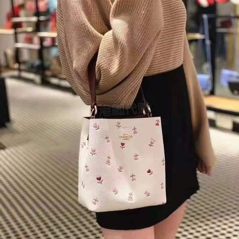 Tas Coach Town Bucket Bag White Purse Heart Floral Barang Mewah Tas Dompet Di Carousell Tas Coach Town Bucket Bag White Purse Heart Floral Barang Mewah Tas Dompet Di Carousell