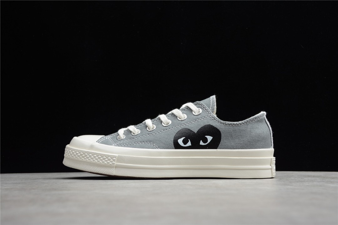 Cdg play chuck shop