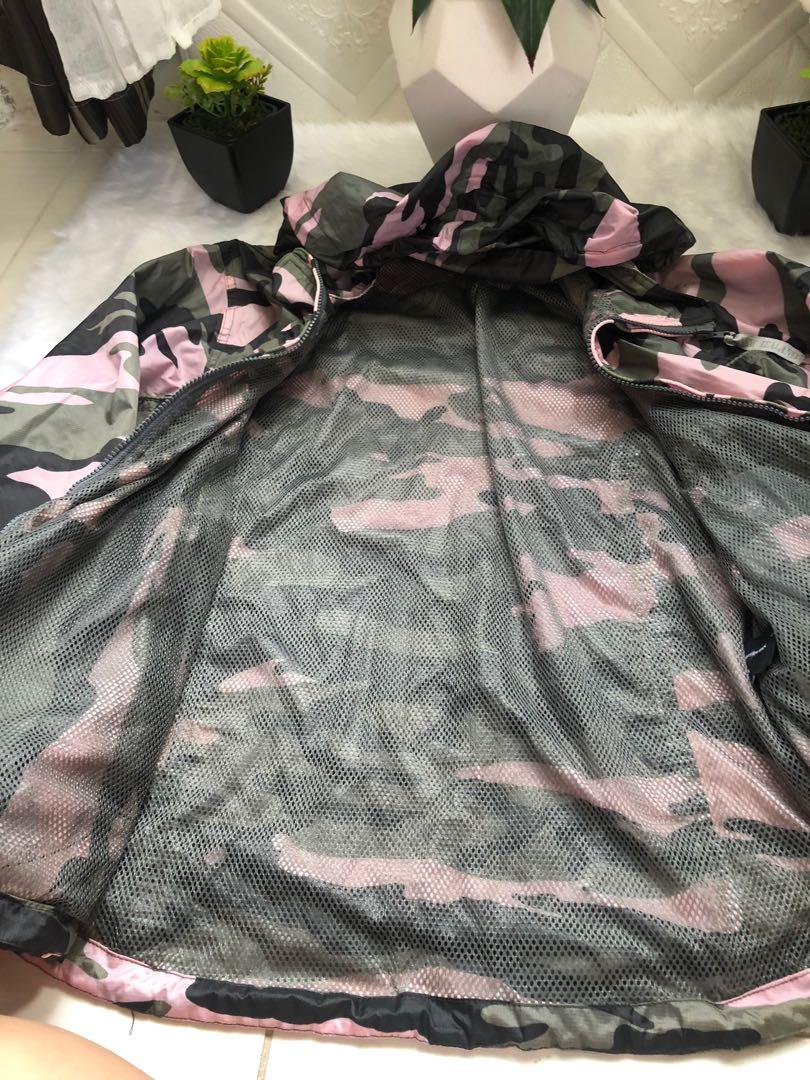Jacket (Category: Coats, Jackets and Outerwear) located in Malolos. Submitted by iambubbles (Listing ID 1092654955, Image 3). Description: Ung zipper po mahirap na isara or d lang ako marunong. The rest ok anman po. Wla nmng flaws. Package from australia po ito.