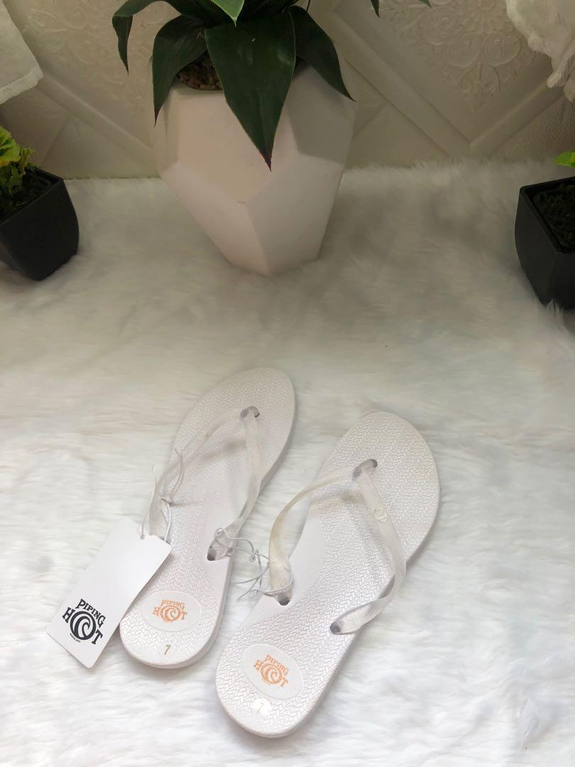 Slipper (Category: Slippers and slides) located in Malolos. Submitted by iambubbles (Listing ID 1092698275, Image 3). Description: 2 for 150 Size 6 n 7.