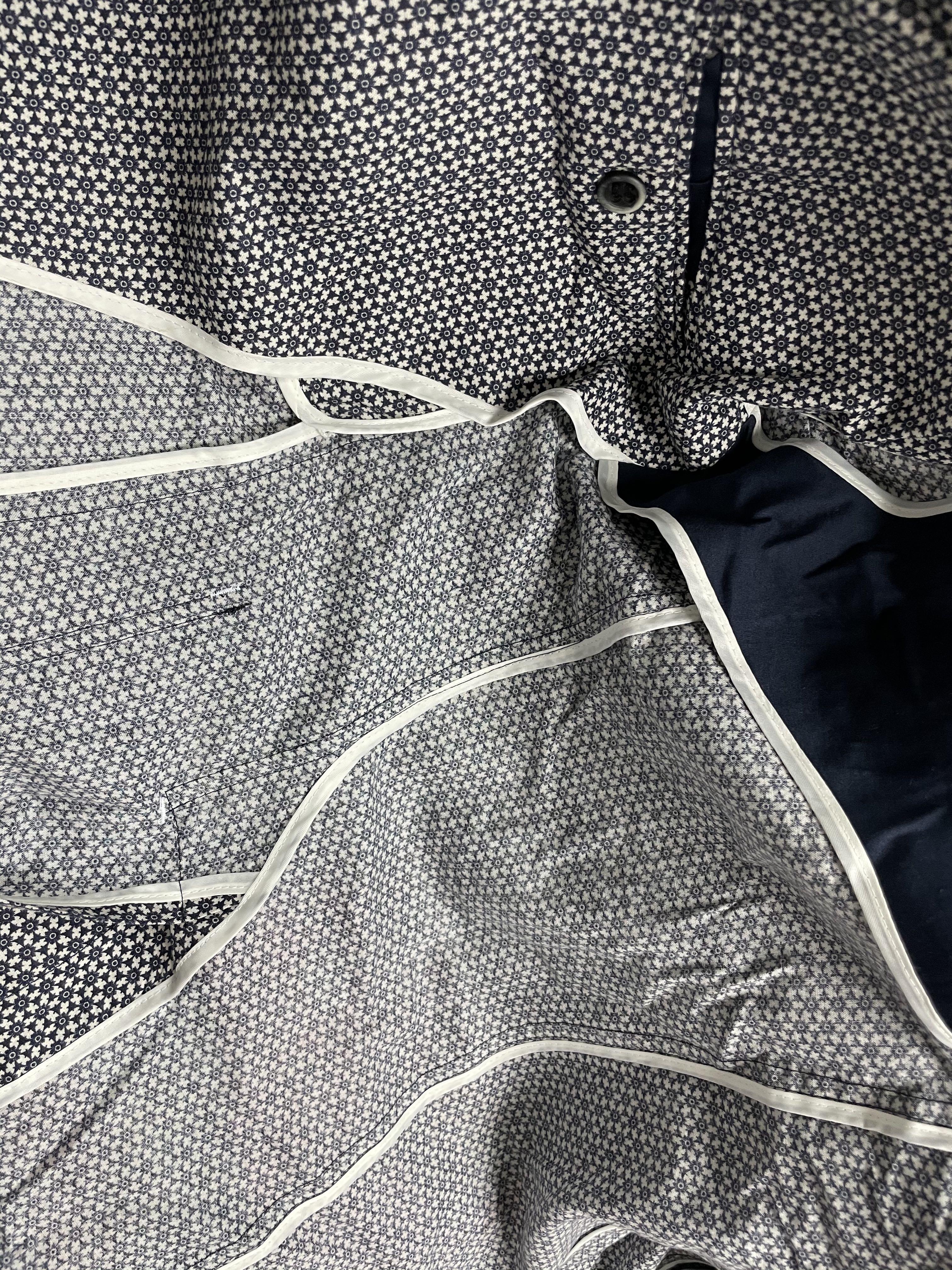Solid Homme （分類：外套及戶外衣服）位於 Hong Kong。 由 errorless 提交（商品編號 1092767752，圖片 2）。簡介： Solid Homme 寶藍色點印花圖案薄西裝外套 *made in Korea *韓國size 105, 48 L size *100%cotton *內里用包邊設計 *相中人高171cm *領圍位少許泛黃(如有興趣價錢可議)。