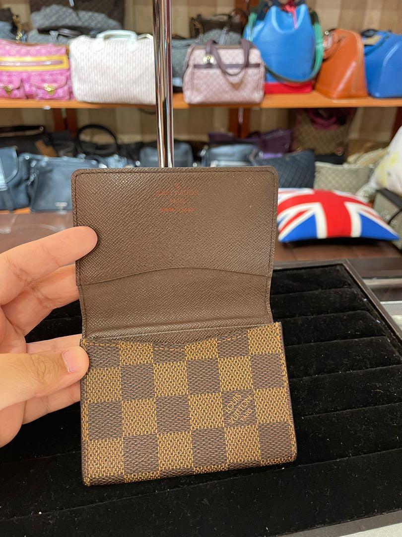 100% ORIGINAL LOUIS VUITTON DAMIER CARDHOLDER (Category: Luxury Bags & Wallets) located in San Juan City. Submitted by heartmnz (Listing ID 1093025451, Image 3). Description: Get this LV Cardholder for only 15.5k! Comes with a dustbag! and still in very good condition! Message me if you're interested😍 *Please don't make offers that is way below the said price, this is not a flea market for you to bargain prices at a unreasonable prices! Mind you