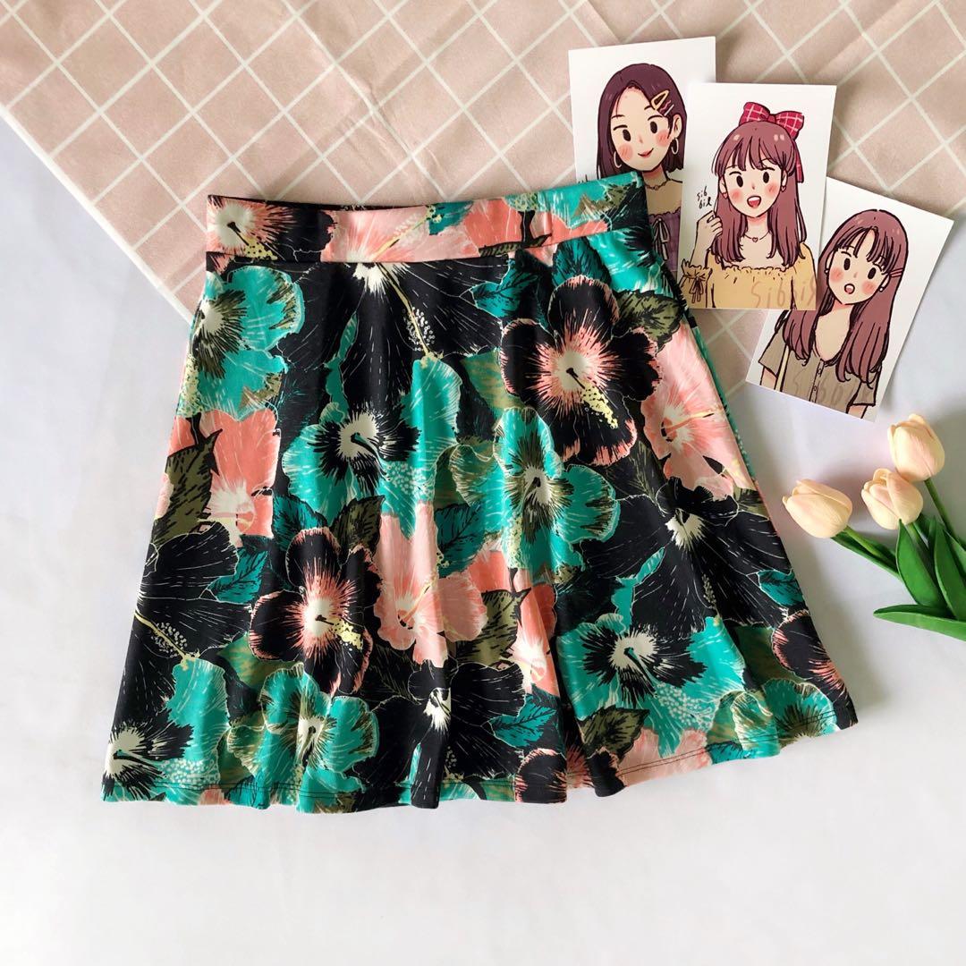 H&M floral skirt (Category: Skirts) located in Tagkawayan. Submitted by _millieee (Listing ID 1092920123, Image 1). Description: PLEASE ORDER IF YOU CAN PAY ON TIME! ✨ Item: floral circular skirt Brand: H&M Waistline: 22” – 26” (adjustable) Length: 17.5” Condition: 10/10; washed and ironed Price: 175.00 Strictly 2-day reservation only. Color may vary due to lighting or your device screen settings. .