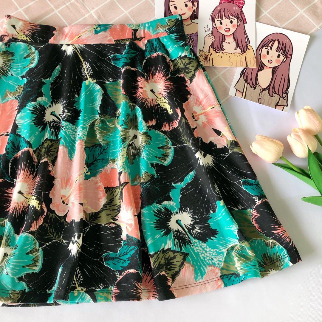 H&M floral skirt (Category: Skirts) located in Tagkawayan. Submitted by _millieee (Listing ID 1092920123, Image 2). Description: PLEASE ORDER IF YOU CAN PAY ON TIME! ✨ Item: floral circular skirt Brand: H&M Waistline: 22” – 26” (adjustable) Length: 17.5” Condition: 10/10; washed and ironed Price: 175.00 Strictly 2-day reservation only. Color may vary due to lighting or your device screen settings. .