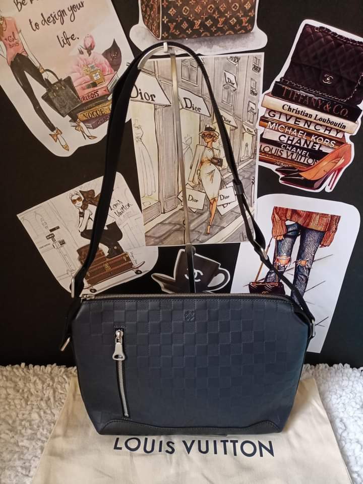 LV DISCOVERY MESSENGER BB, Luxury, Bags & Wallets on Carousell
