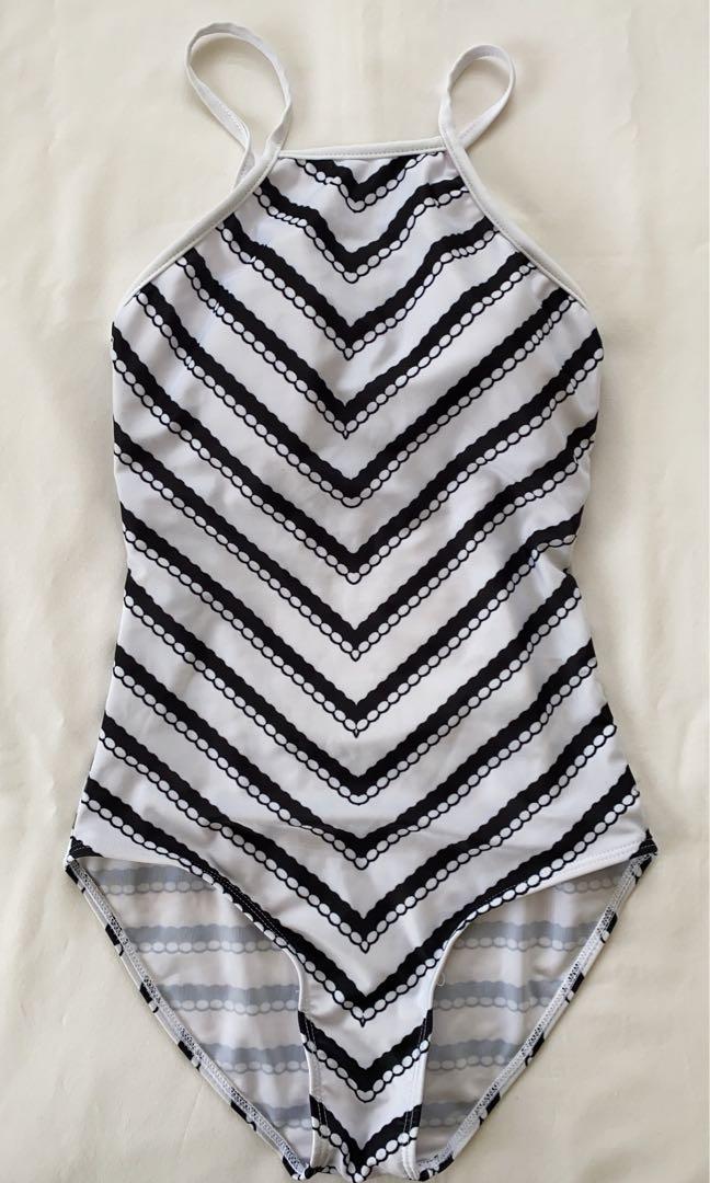 One Piece Swimsuit (Category: Bikinis & Swimsuits) located in Batangas. Submitted by ____ad (Listing ID 1092858390, Image 1). Description: fits xs to small/semi-medium has removable pads.