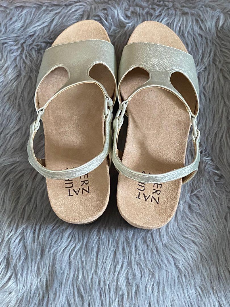 Brand New Naturalizer Maura N Wedge size 8.5 Women s Fashion