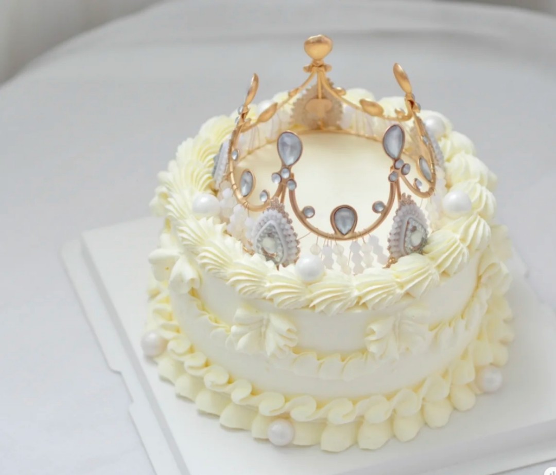 Queen's Crown Cake With Feathers