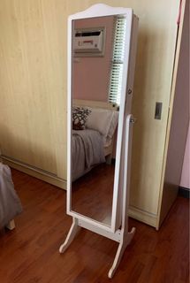 (Category: ) located in . Submitted by shoppreloved123 (Listing ID 1093072179, Image 1). Description: .