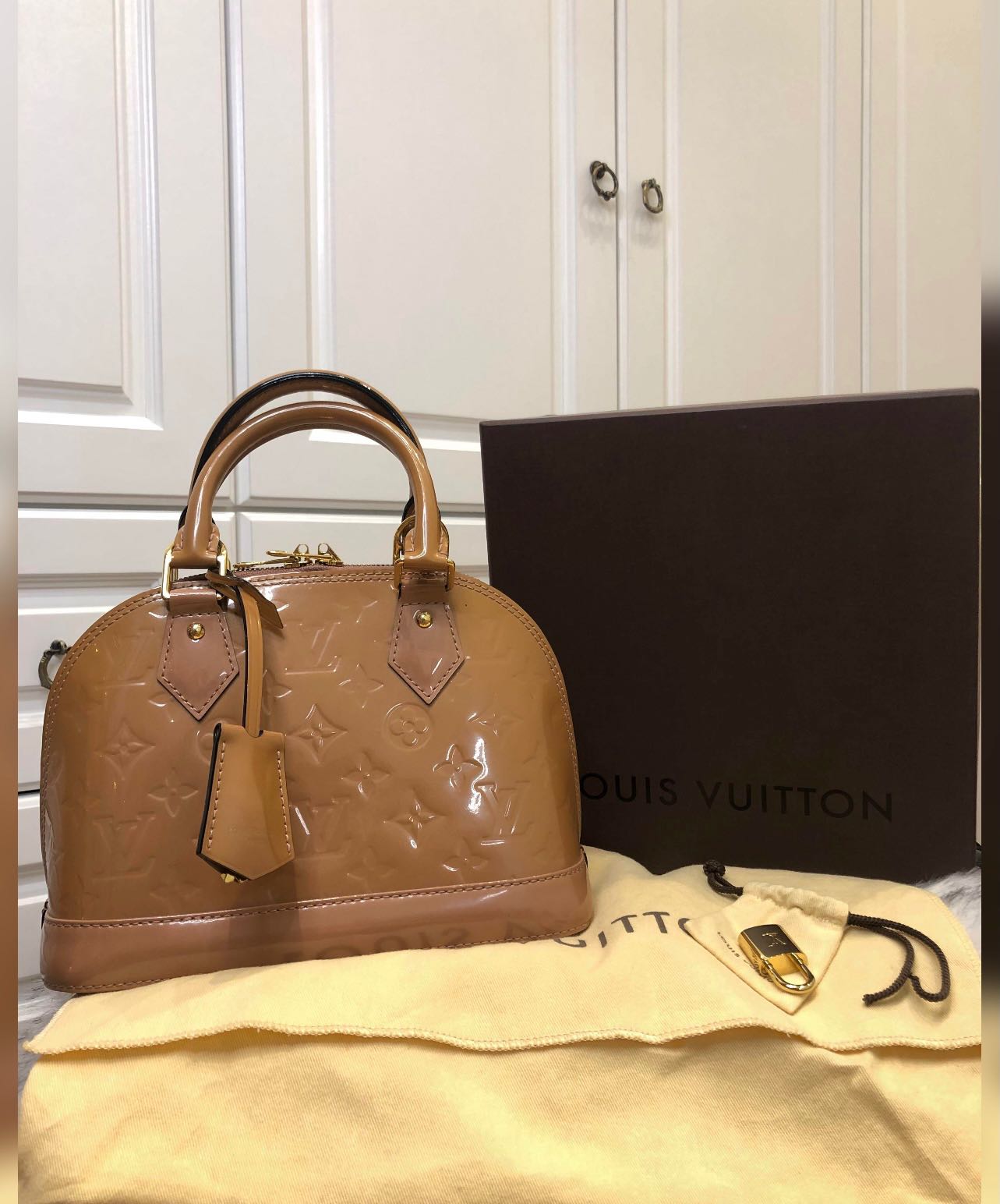 Senatet vest Er Authentic Louis Vuitton Alma BB Vernis Leather, Luxury, Bags & Wallets on  Carousell