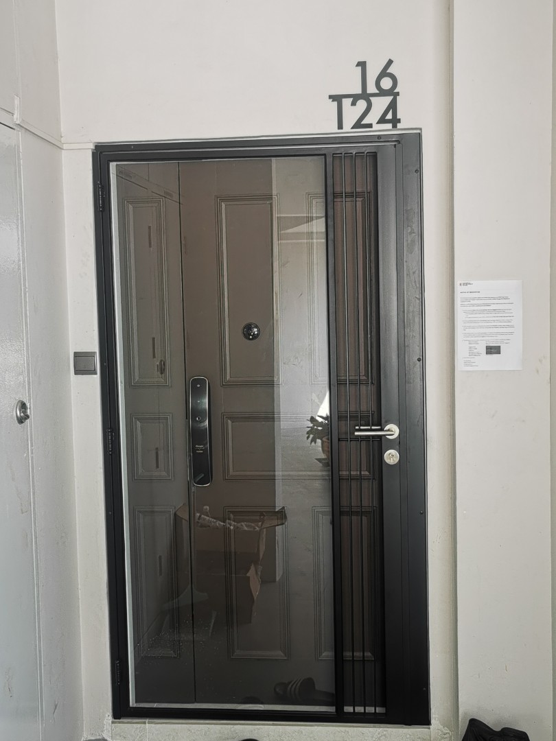 Main gate with glass, Furniture & Home Living, Furniture, Other Home