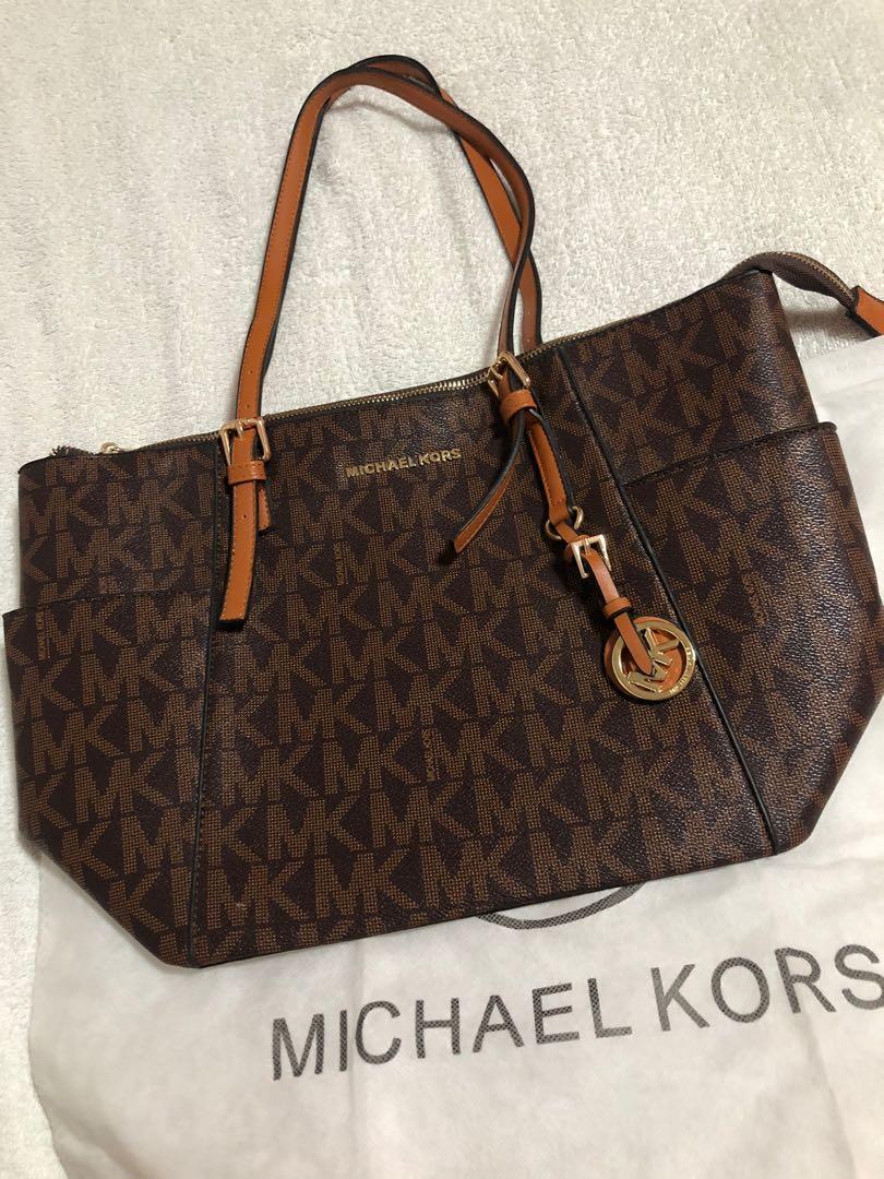 MK Tote Bag (Category: Luxury Bags & Wallets) located in Bulacan. Submitted by stuffsmikeeloved (Listing ID 1093156221, Image 2). Description: Used Once In perfect condition.