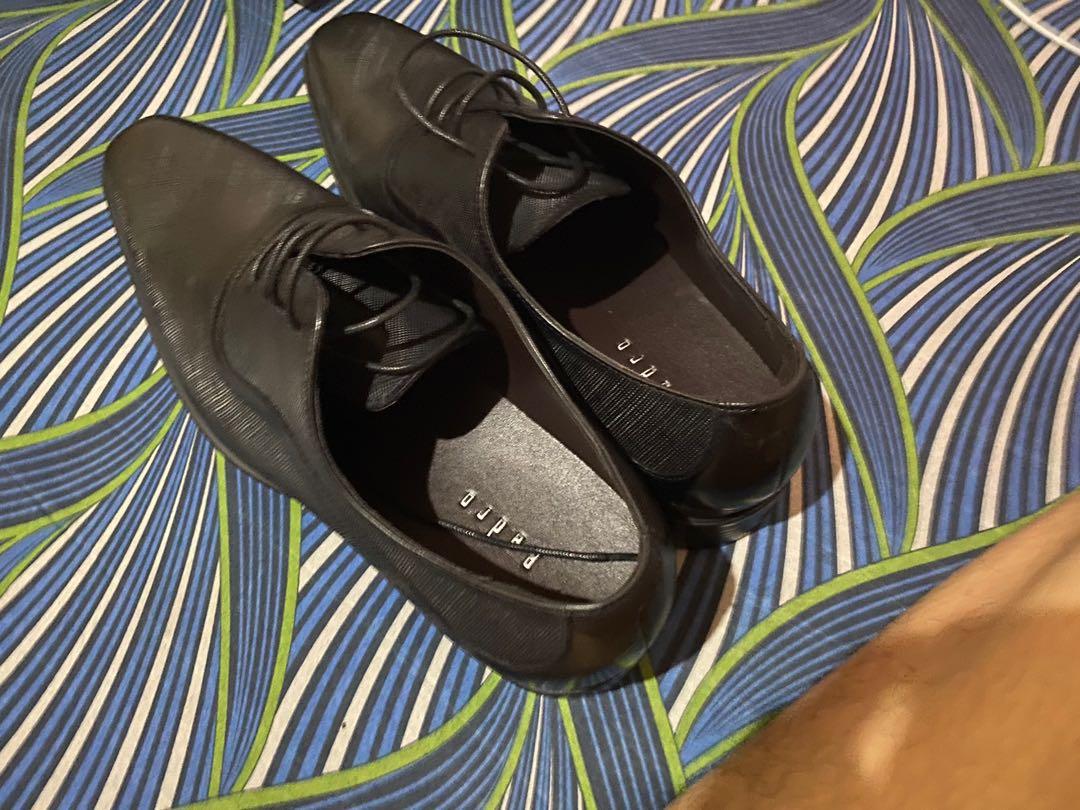 Pedro Embossed Leather Oxford Shoes (Category: Dress Shoes) located in Mandaluyong City. Submitted by emman020298 (Listing ID 1093047451, Image 3). Description: - Bought from Pedro Official Store in Lazada. - Never been used, just tested the size. - Sizes: EU 41, US 8 - Color: Black - RFS: Not my size .
