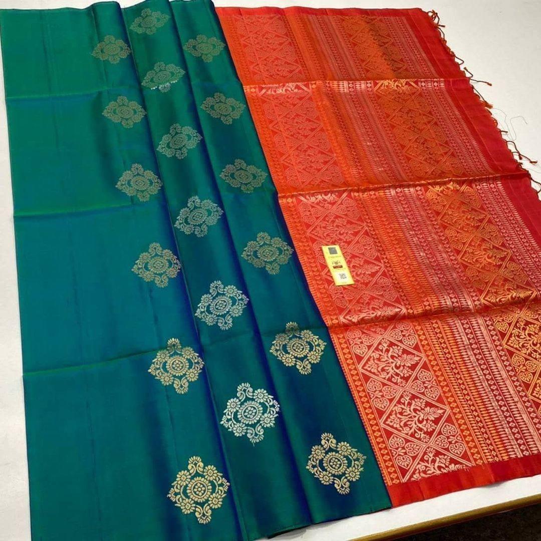 A beautiful borderless silk kanchivaram with Navy blue with contrast Rani  Pink pallu
