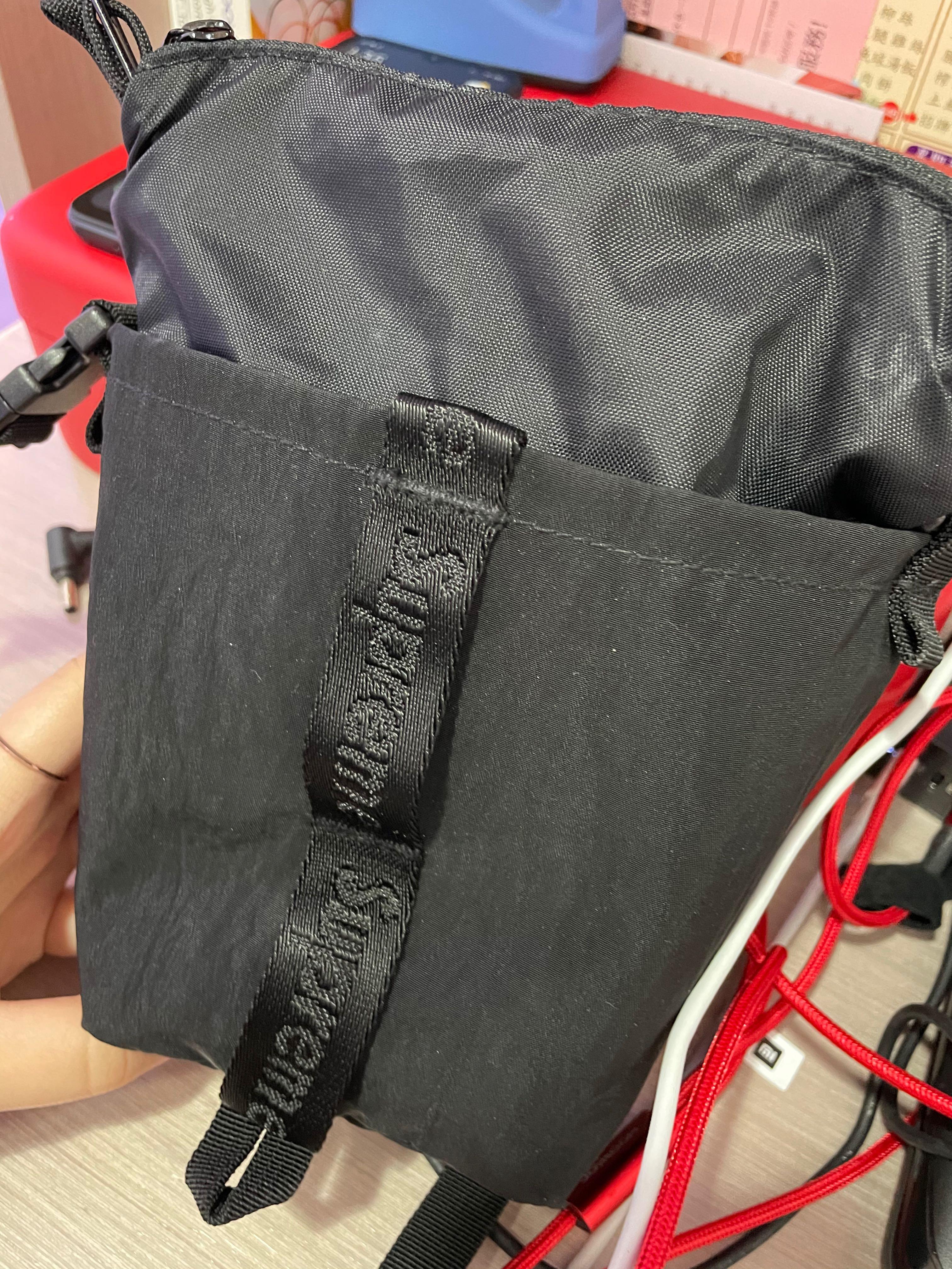 Supreme FW20 Neck Pouch, 名牌, 手袋及銀包- Carousell