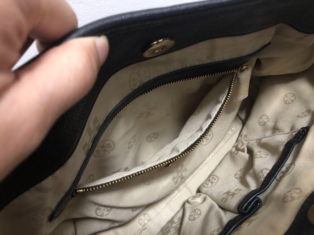 Tory Burch Amanda classic hobo, Luxury, Bags & Wallets on Carousell