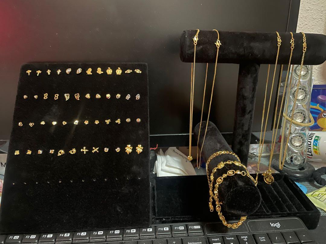 22KARAT GOLD (916 GOLD) (Category: Earrings) located in Makati City. Submitted by egg.yolk (Listing ID 1097870383, Image 1). Description: - Authentic 22K Chinese Gold - Pawnable (Nasasangla) - Mataas kalidad ng ginto. - Comes with pouch. - Best investment. price depends per gram..