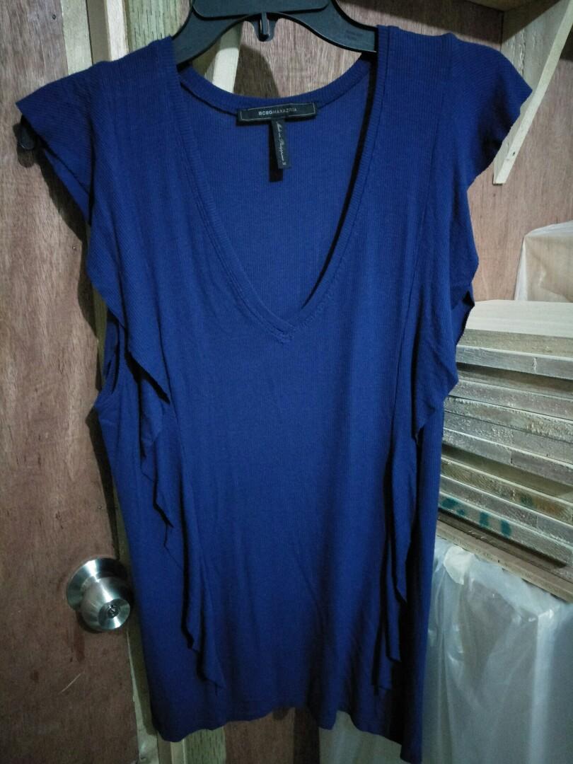 Authentic BCBG knitted blouse (Category: Blouses) located in Pasig City. Submitted by pinkbella86 (Listing ID 1097941734, Image 1). Description: Authentic BCBG knitted blouse.Trendy and perfect when worn comfy fabric..