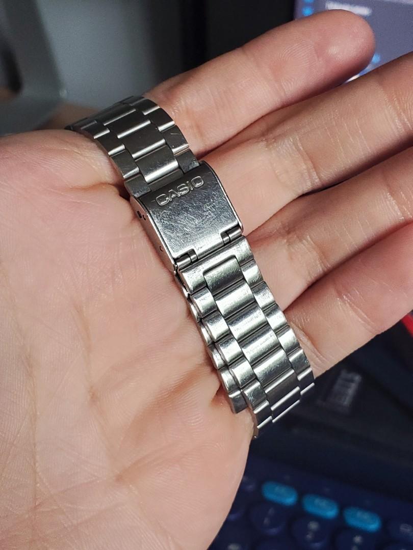 Casio Watch - Silver (Category: Men's Watches) located in Taguig. Submitted by ginoerms (Listing ID 1097882121, Image 3). Description: Casio Watch Silver Works but no battery.