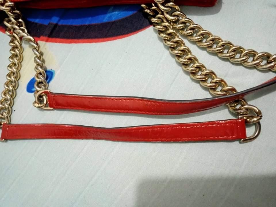 Original Michael Kors Bag (Category: Luxury Bags & Wallets) located in Quezon City. Submitted by mainee (Listing ID 1097958519, Image 2). Description: This is original MK Bag Originally it was Rosepink in color ( see plate inside) but repainted it in red. However kumalat ng konti ung red paint inside hence selling this low. Note that used Original Leather paint Bawal po sa maarte please.