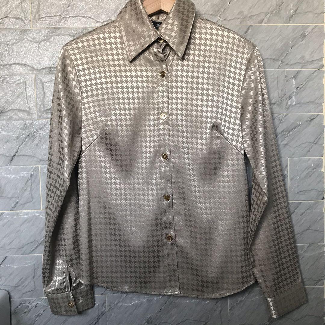 Patterned top (Category: Tops) located in Kuala Lumpur. Submitted by prelovedbymilss (Listing ID 1097832965, Image 1). Description: - gold in colour - fits size S - M.