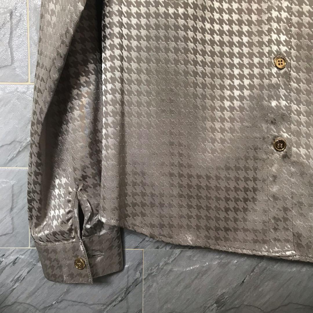 Patterned top (Category: Tops) located in Kuala Lumpur. Submitted by prelovedbymilss (Listing ID 1097832965, Image 3). Description: - gold in colour - fits size S - M.