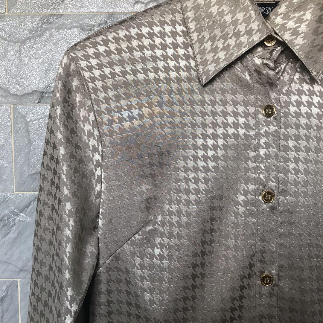 Patterned top (Category: Tops) located in Kuala Lumpur. Submitted by prelovedbymilss (Listing ID 1097832965, Image 2). Description: - gold in colour - fits size S - M.