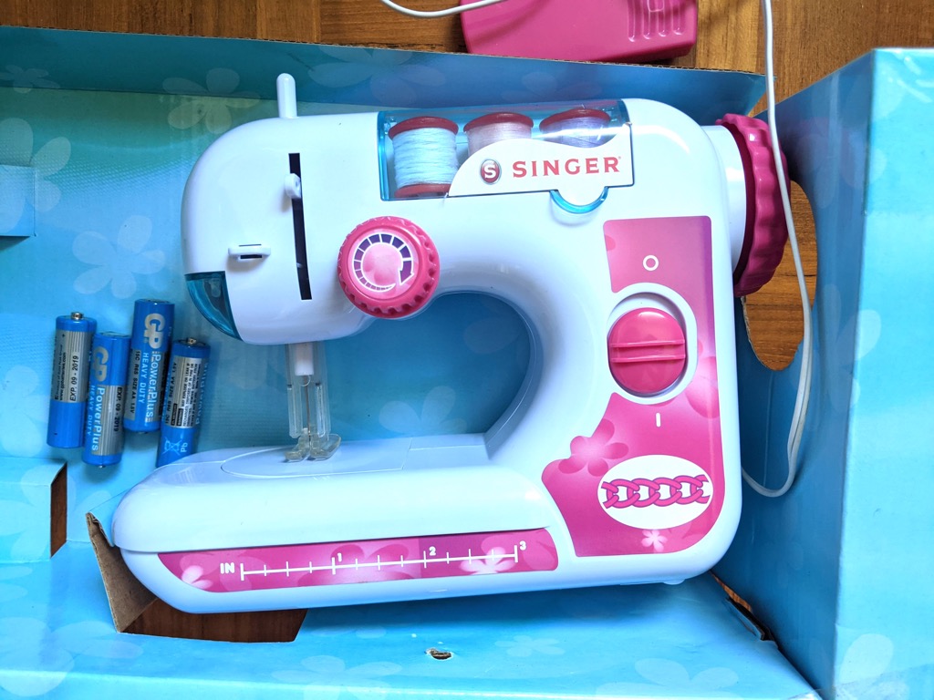 Singer EZ stitch Toy Sewing Machine Set, Hobbies & Toys, Stationery