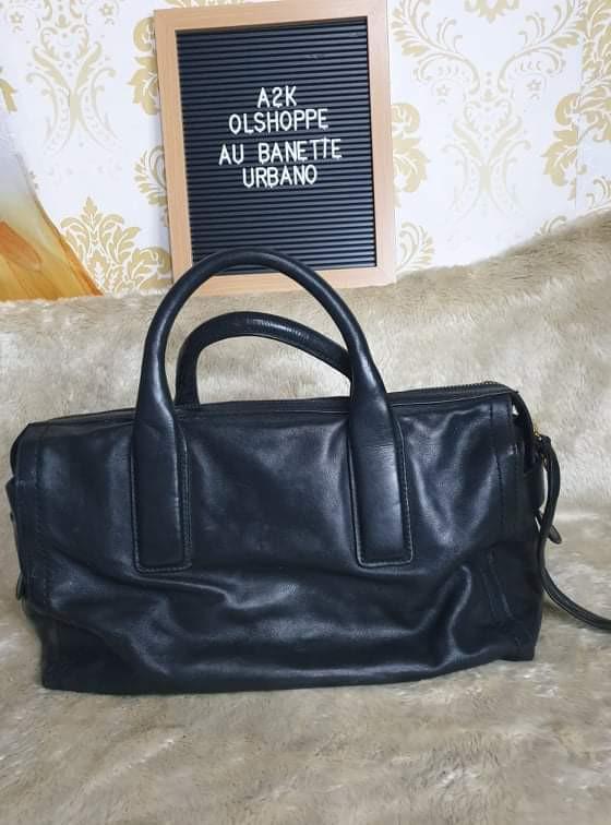 💯Marc Jacobs🛍️ (Category: Luxury Bags & Wallets) located in Makati City. Submitted by yerbua103 (Listing ID 1097963431, Image 2). Description: 📌 original and genuine leather 📌like speedy 40 bag 📌can be used as a carry all bag or overnight bag 📌 replacement sling but not noticeable.