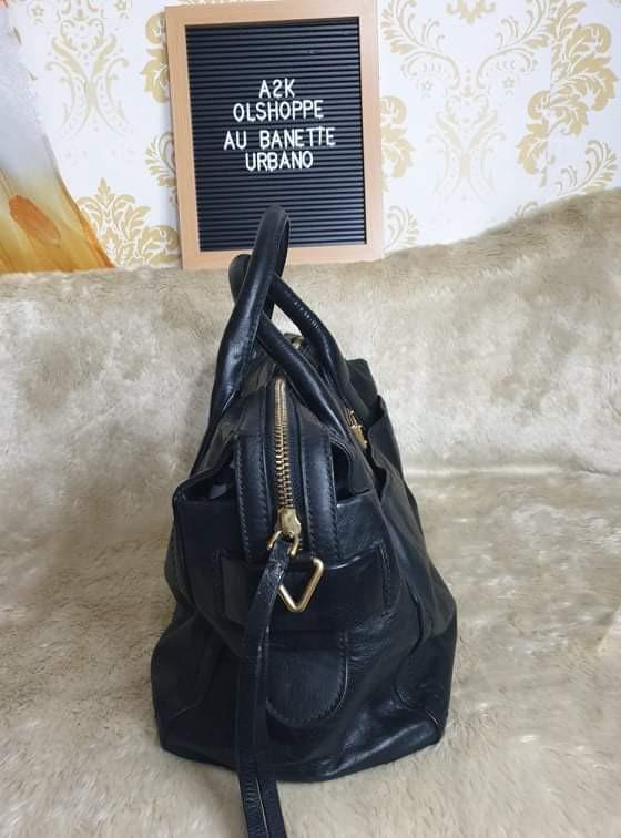 💯Marc Jacobs🛍️ (Category: Luxury Bags & Wallets) located in Makati City. Submitted by yerbua103 (Listing ID 1097963431, Image 3). Description: 📌 original and genuine leather 📌like speedy 40 bag 📌can be used as a carry all bag or overnight bag 📌 replacement sling but not noticeable.