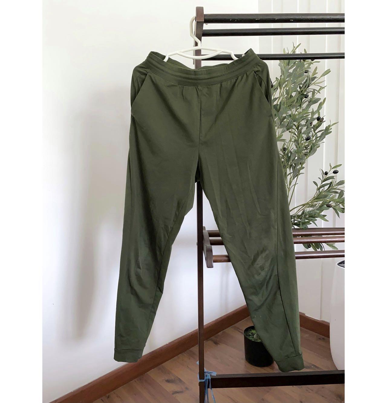 UNIQLO Forest Green Sweatpants, Women's Fashion, Bottoms, Jeans & Leggings  on Carousell