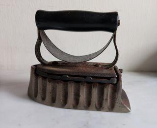 Antique The Monitor gas iron (1903)