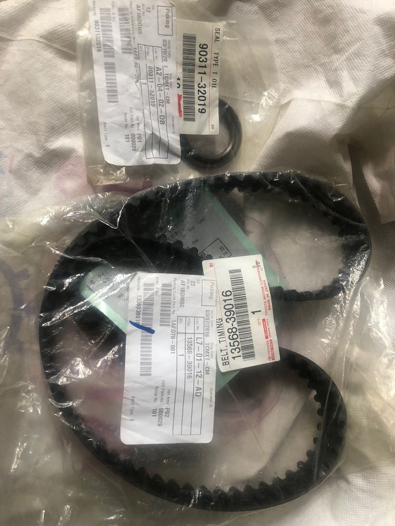 BRAND NEW TOYOTA FORTUNER CAMSHAFT OIL SEAL AND TIMING BELT FOR TOYOTA